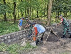 Babinsa Kodim 0725/Sragen Bersama Warga Bangun Talud Jalan Kampung di Plumbungan