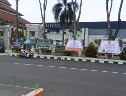 Bunga Duka di Depan Gedung Dewan: Laskar Jenggolo Sindir Kinerja DPRD Sidoarjo