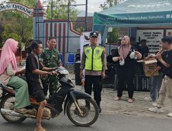 Kolaborasi Seniman Dan Babinsa Berbagi Takjil Jelang Berbuka Puasa
