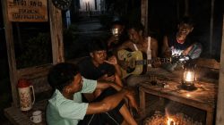 Pemuda Talang Emperes Isi Ronda Malam dengan Musik, Warga Apresiasi Kebersamaan Way Kanan, – Suasana ronda malam di Dusun Talang Emperes, Kampung Rebang Tinggi, Kecamatan Banjit, Kabupaten Way Kanan, tampak hangat dan penuh kebersamaan