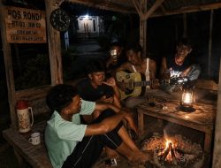 Pemuda Talang Emperes Isi Ronda Malam dengan Musik, Warga Apresiasi Kebersamaan Way Kanan, – Suasana ronda malam di Dusun Talang Emperes, Kampung Rebang Tinggi, Kecamatan Banjit, Kabupaten Way Kanan, tampak hangat dan penuh kebersamaan