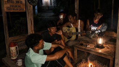 Pemuda Talang Emperes Isi Ronda Malam dengan Musik, Warga Apresiasi Kebersamaan Way Kanan, – Suasana ronda malam di Dusun Talang Emperes, Kampung Rebang Tinggi, Kecamatan Banjit, Kabupaten Way Kanan, tampak hangat dan penuh kebersamaan